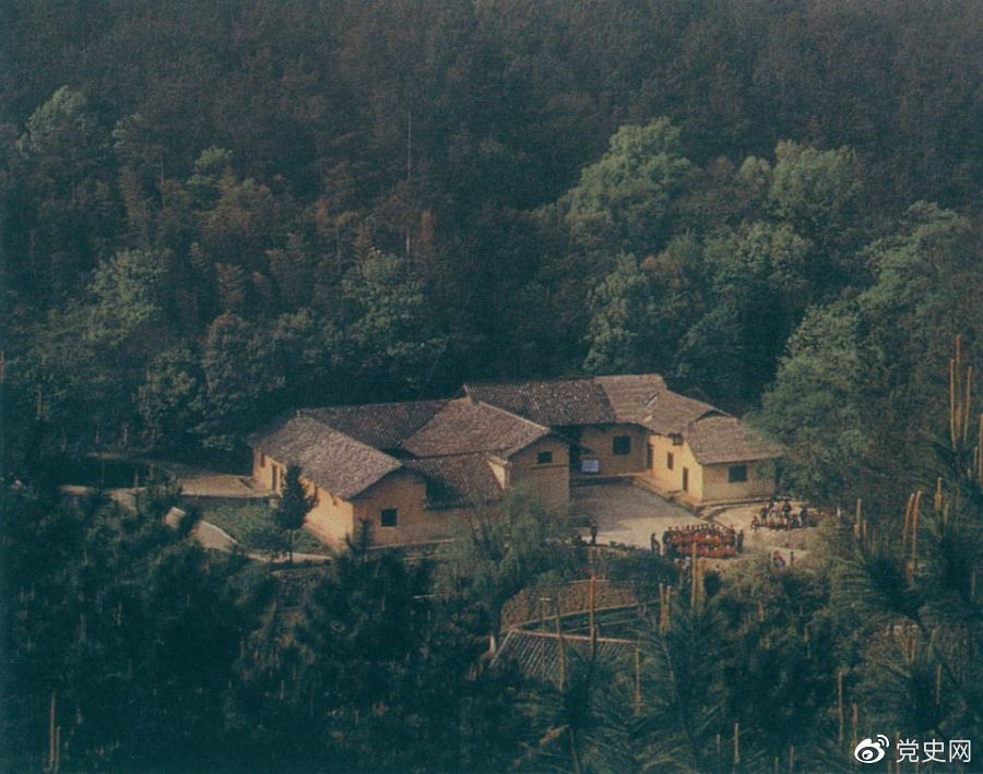 毛澤東故居——湖南省湘潭縣韶山?jīng)_上屋場(chǎng)。1893年12月26日，毛澤東在這里誕生。